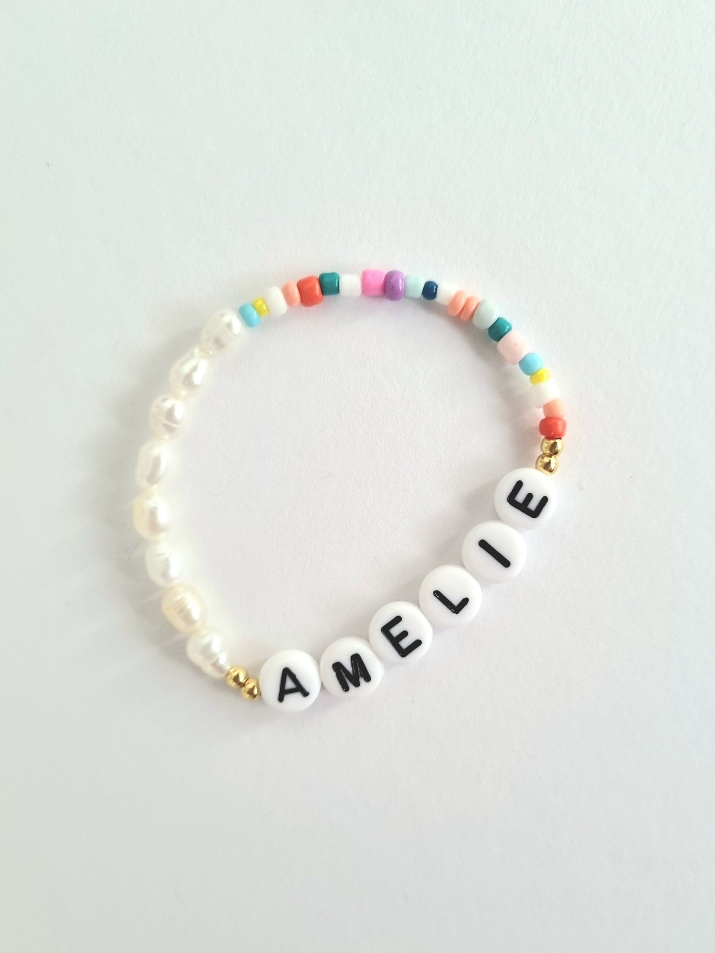 Buntes Perlenarmband mit Namen | Kinderarmband | Süßwasserperlen, Rocailles & 925 Silber