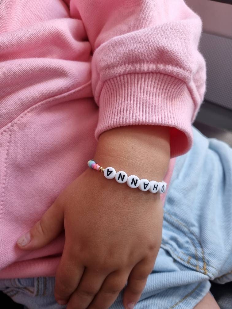 Buntes Perlenarmband mit Namen | Kinderarmband | Süßwasserperlen, Rocailles & 925 Silber